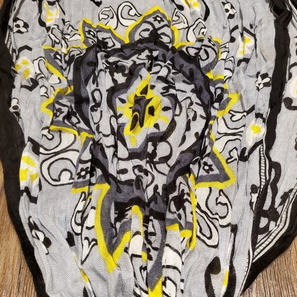 Stylish Black and Yellow Scarf - Picture 5 of 5